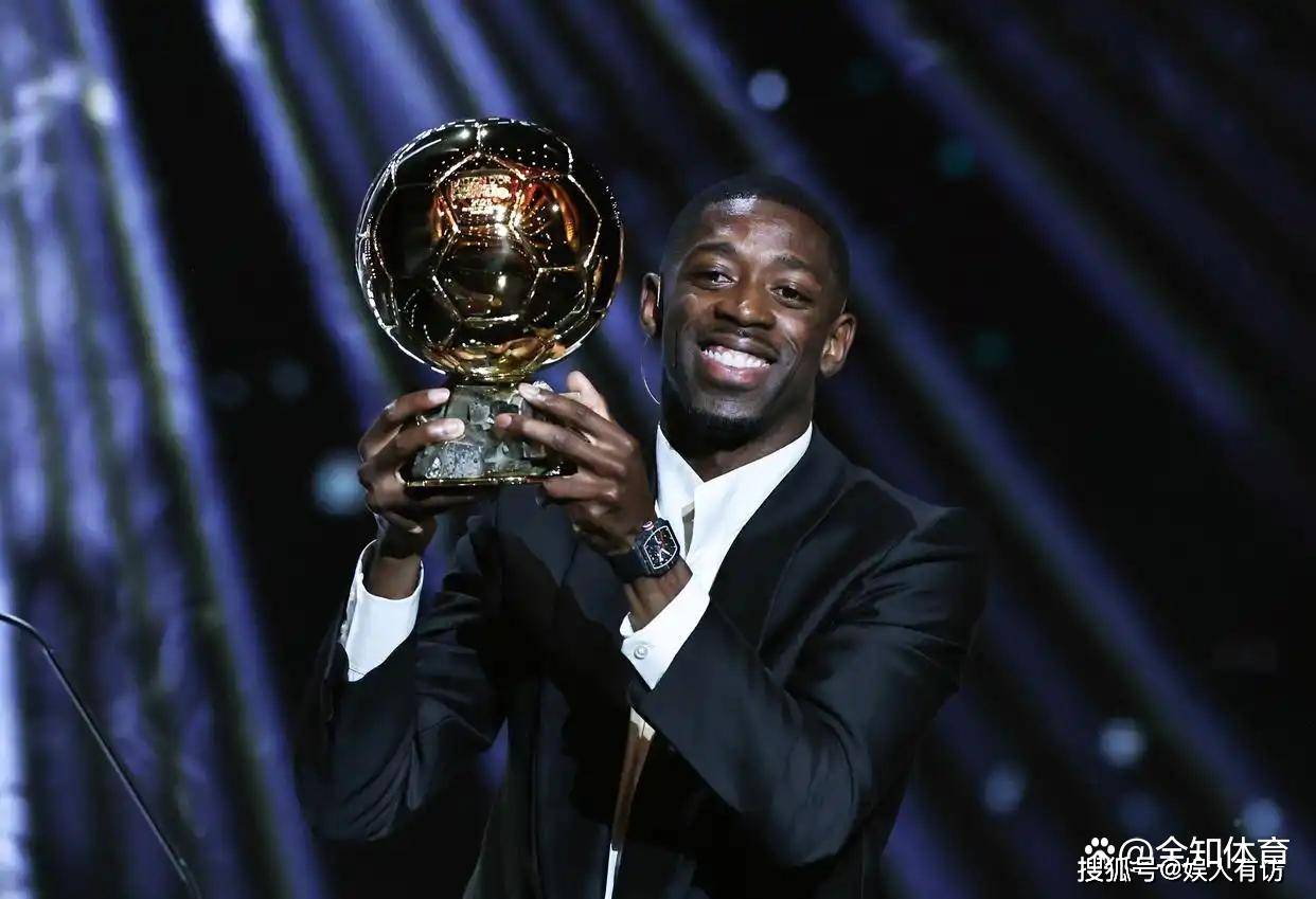 气得双手握拳！