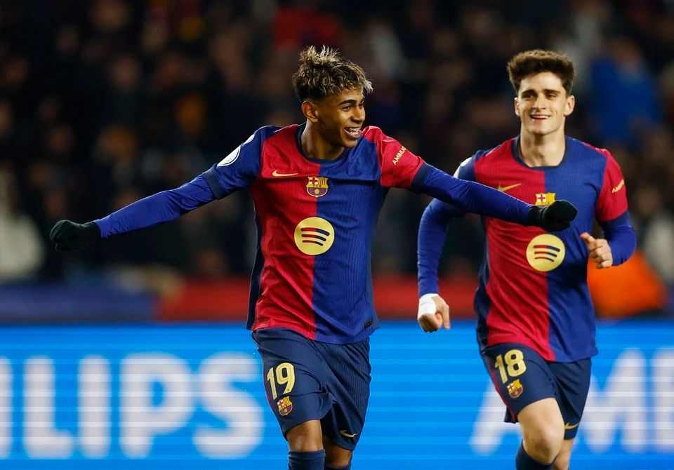 球迷：这球不进都对不起场地