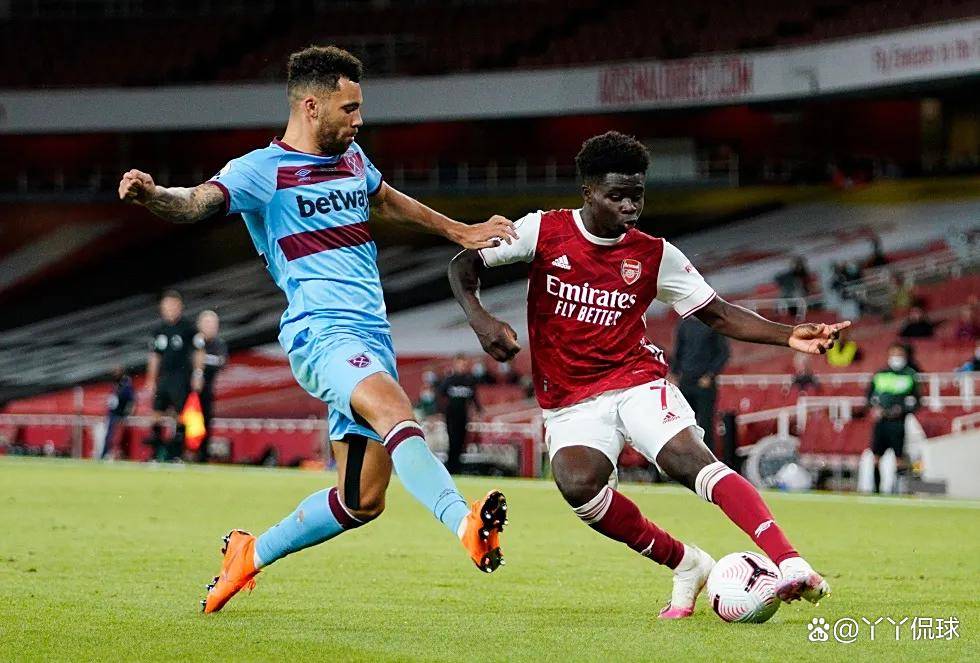 今晚，上海海港门将颜骏凌首发出场，迎来了他代表俱...